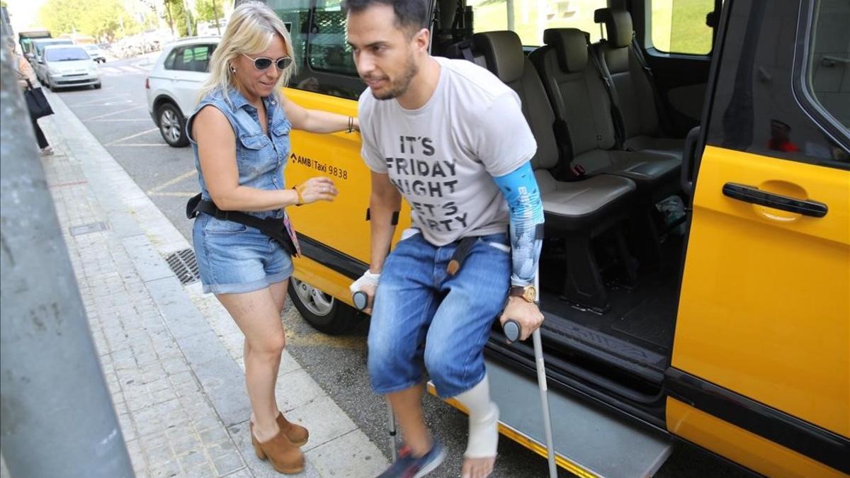 Un taxi traslada a un paciente al Hospital de Sant Pau