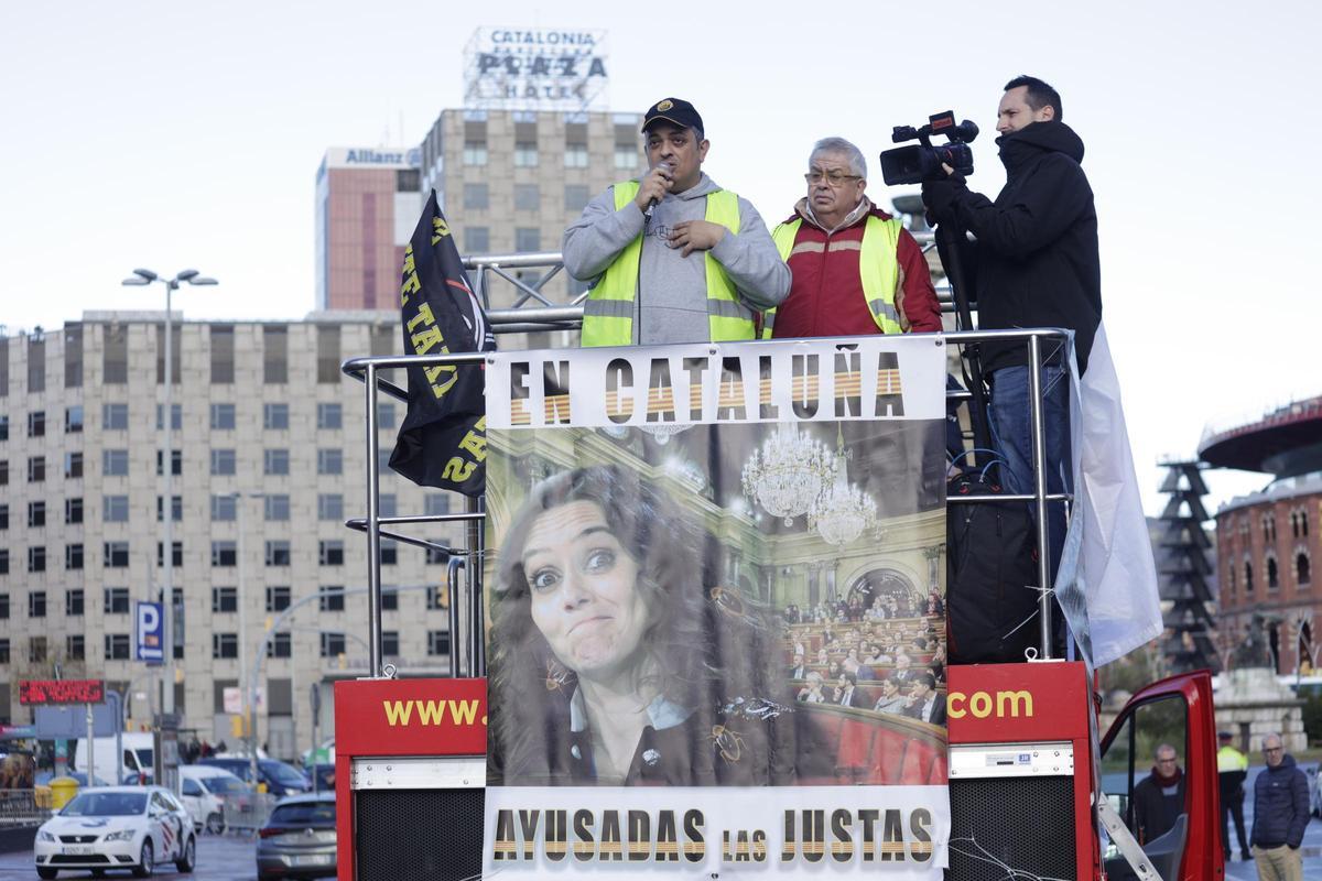 Marcha lenta de taxis en Barcelona