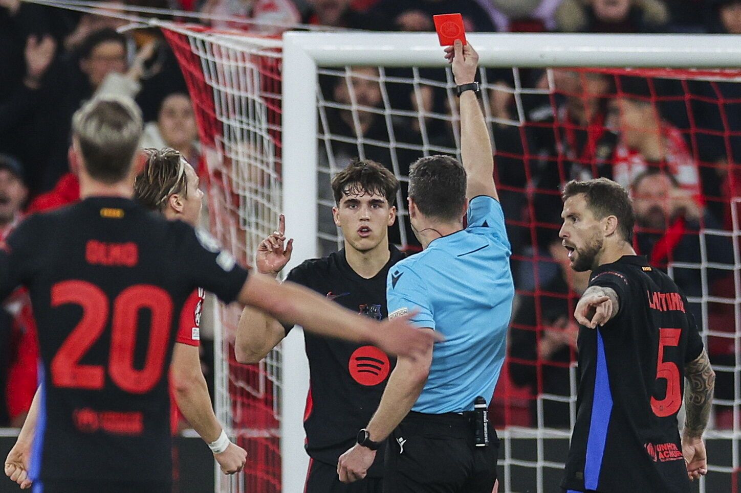 El árbitro Felix Zwayer muestra la roja al cenrtal del Barcelona Pau Cubarsi (c) durante el partido de ida de octavos de final de la UEFA Champions League que han jugado Benfica y barcelona en Da Luz, Lisboa, Portugal. EFE/EPA/MIGUEL A. LOPES. (Barcelona)