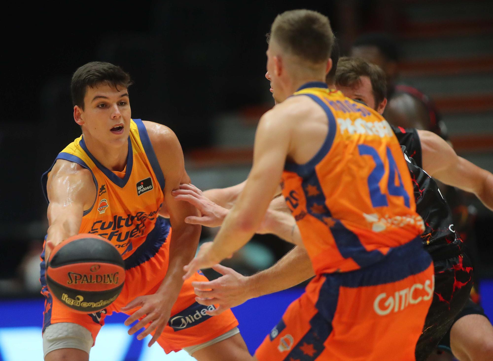 Partido entre el Valencia Basket y el Gran Canaria . Torneo Ciutat de València