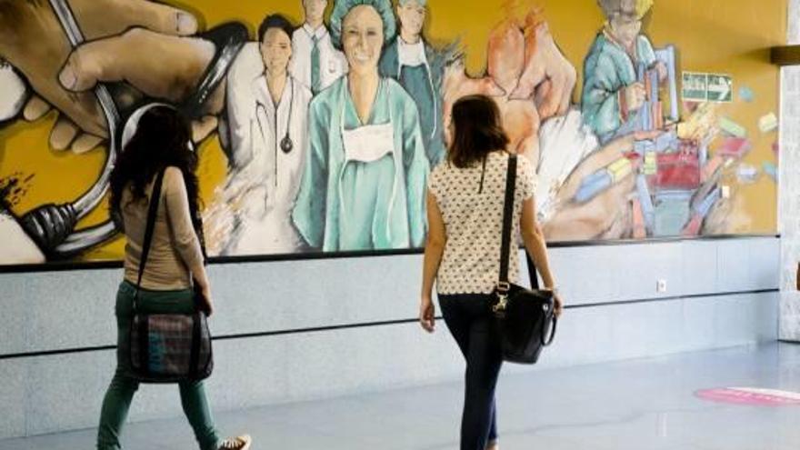 Dos alumnas, en la facultad de Medicina de la Universidad Miguel Hernández, en Sant Joan.