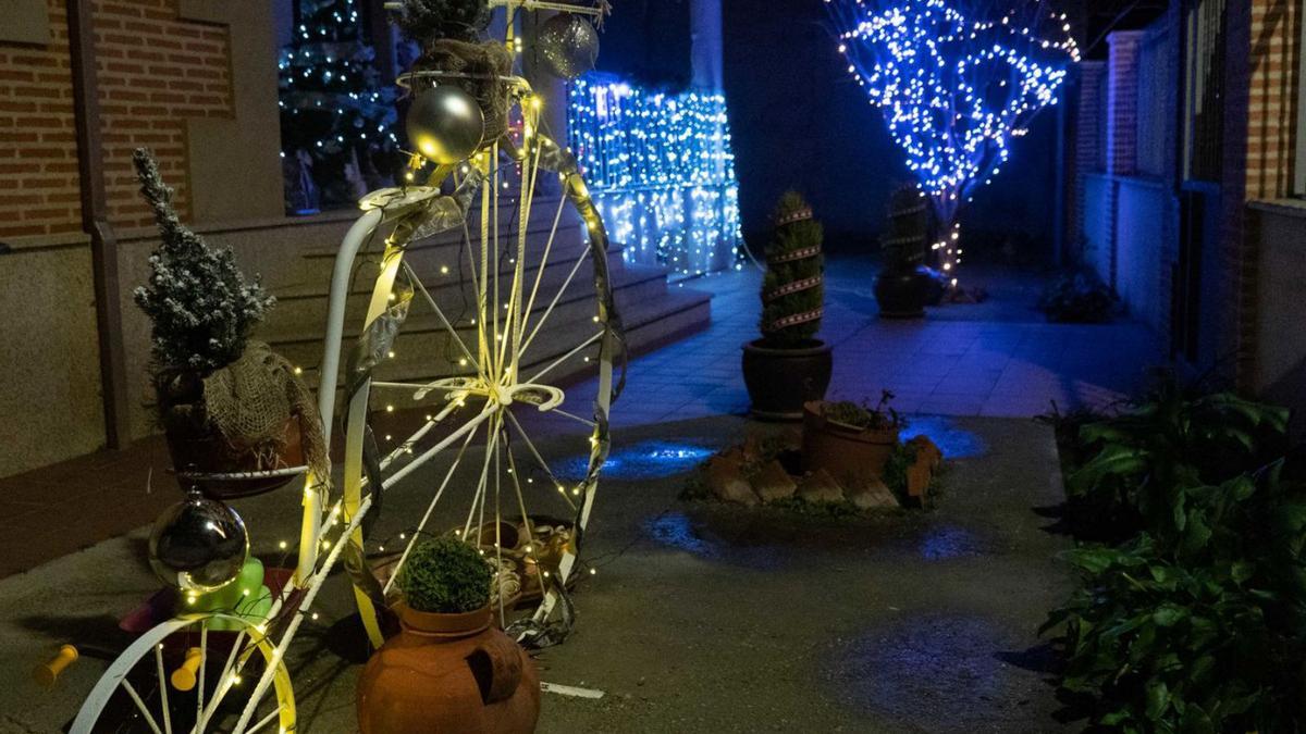 Las decoraciones navideñas de balcones y fachadas que pueden visitarse en Moraleja del Vino como parte del cocurso “Comparte tu ilusión, ilumina Moraleja”. | |  JOSÉ LUIS FERNÁNDEZ