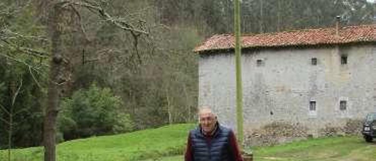 Benigno Fernández pasando la molienda sobre el nuevo puente.