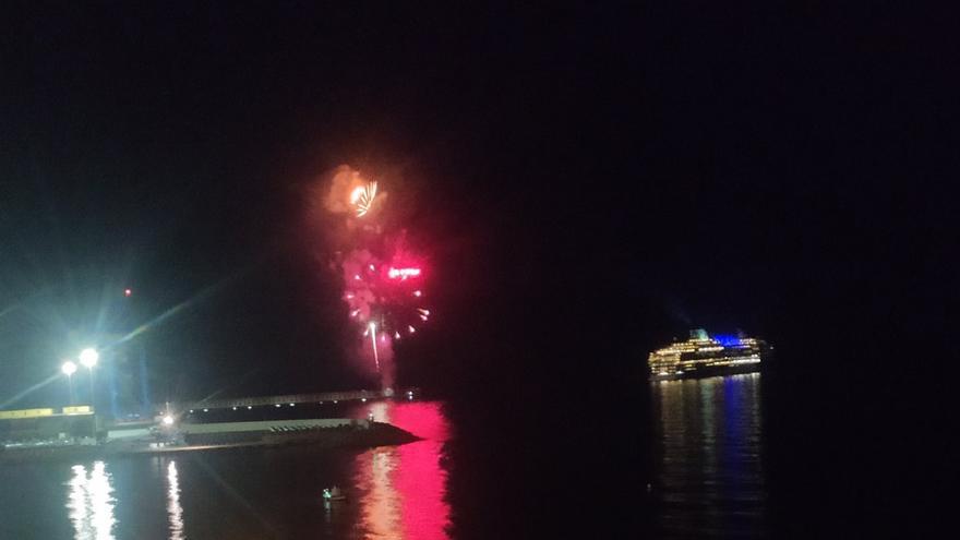 Fuegos artificiales en Málaga para despedir a un crucero a medianoche