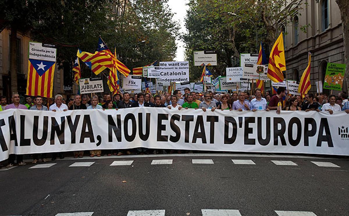 La pancarta con el lema ’Catalunya, nou estat d’Europa’ encabeza el inicio de una de las marchas