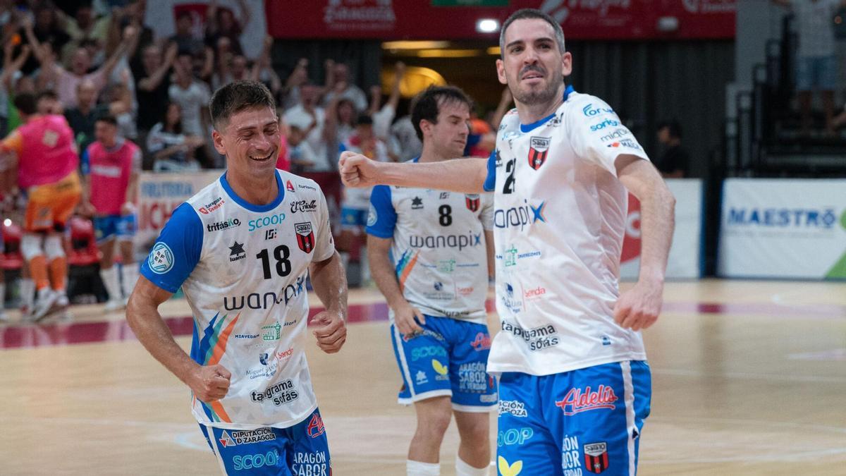 Adrián Ortego celebra el 2-2 del Wanapix contra el Zambú Pinatar junto a Augusto y, detrás, Richi Felipe.
