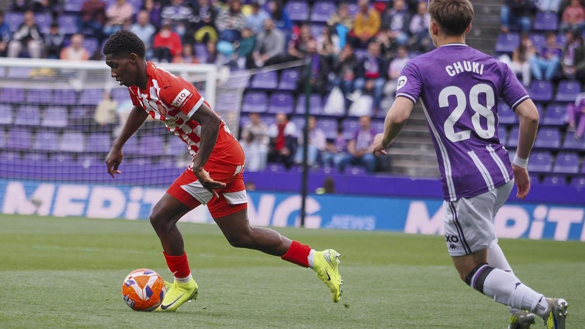 Asprilla, el delantero del Girona, inicia una jugada de ataque ante Chuki, el jugador del Valladolid, en el Nuevo Zorrilla.
