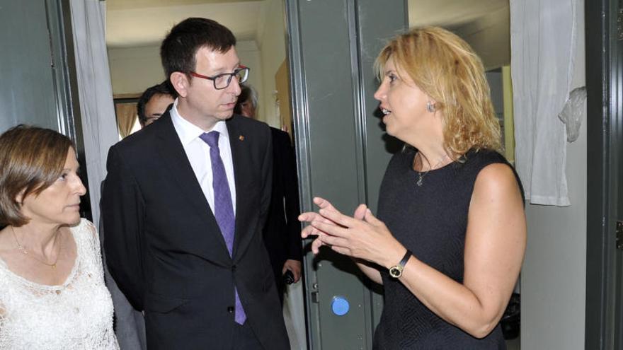 D&#039;esquerra a dreta, Carme Forcadell, Carles Mundó i Marta Felip, durant la visita al centre penitenciari de Figueres