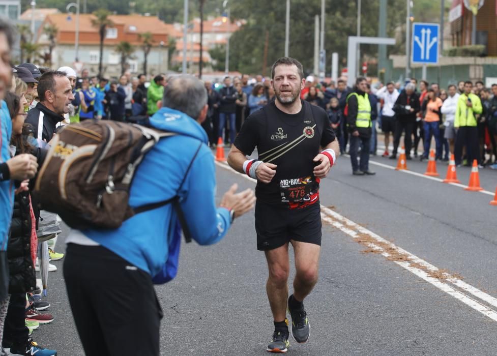 Los corredores del maratón completan la primera mitad del recorrido en los alrededores de Samil y Coruxo.