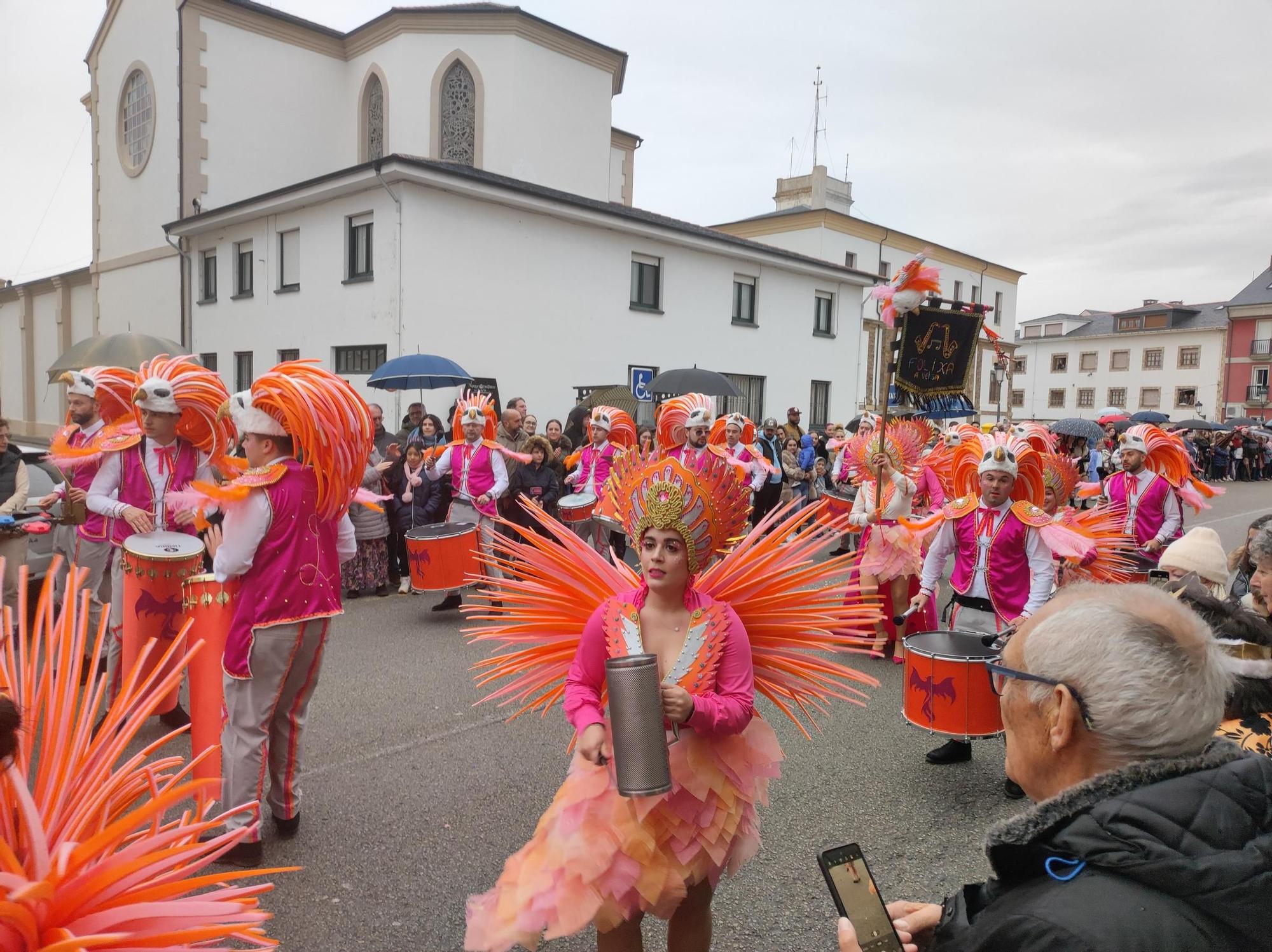 En imágenes: Las calles de Tapia se llenan para ver su vistoso desfile de Carnaval