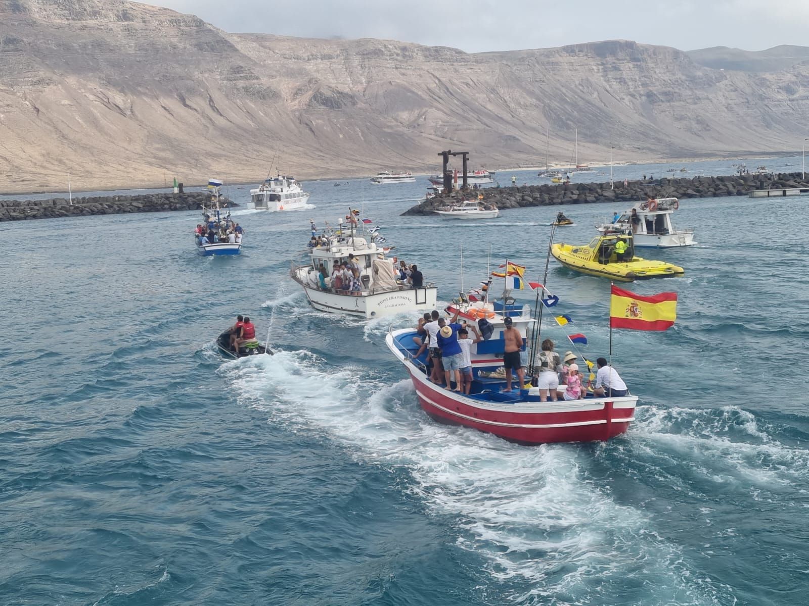 La Graciosa pasea a la Virgen del Carmen