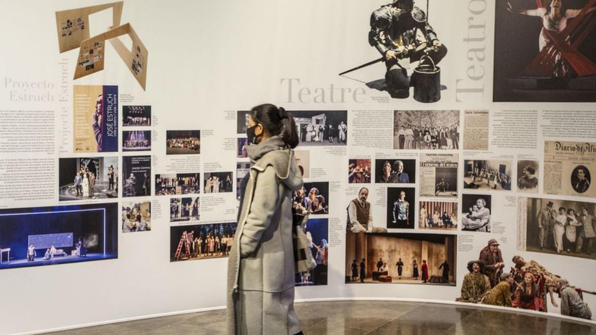 Un visitante recorre virtualmente el interior del teatro a través de una pantalla. Imagen de una de las partes de la exposición. | ALEX DOMÍNGUEZ