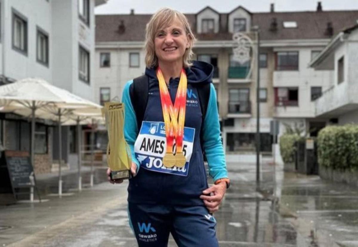 Arancha Tejero con los dos oros logrados en Galicia. | SERVICIO ESPECIAL