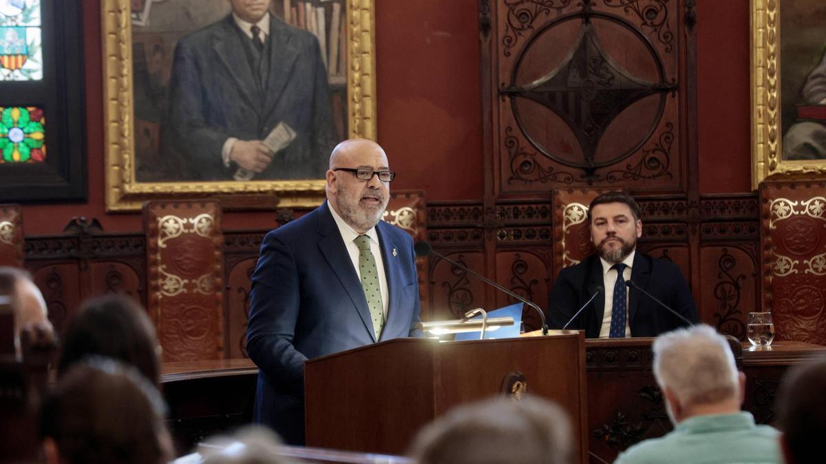 Bürgermeister Jaime Martínez bei seiner Rede während der Debatte zur Lage der Stadt.