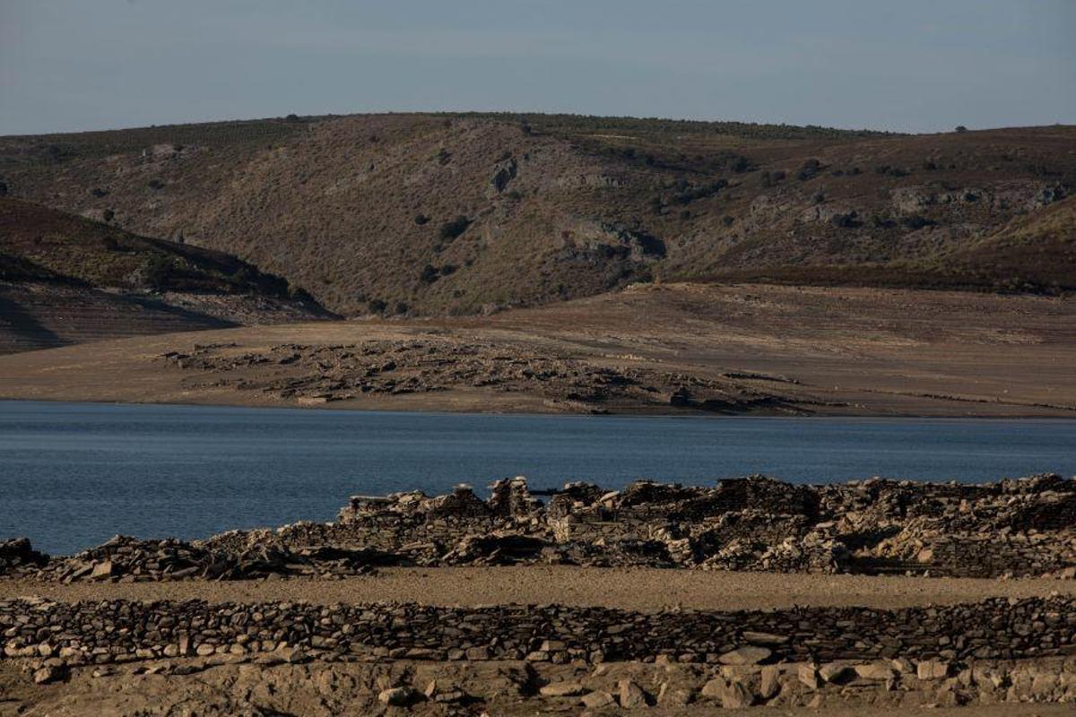 San Pedro de la Nave emerge en Ricobayo