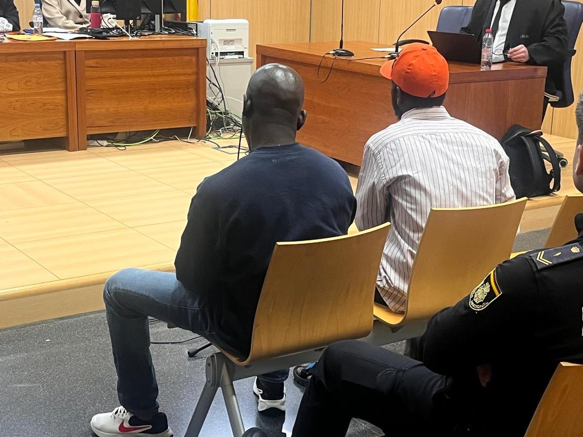 A la izquierda, el acusado de abusar de una niña de nueve años en la playa de la Malva-rosa y a su lado, con gorra naranja, su intérprete.