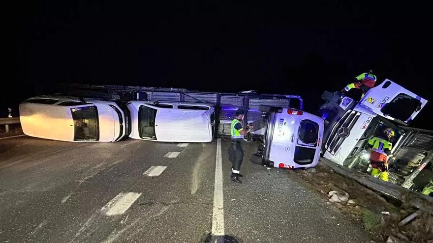 Noche accidentada en la A-52: un muerto en Mombuey y cortada en Galicia por el vuelco de un camión