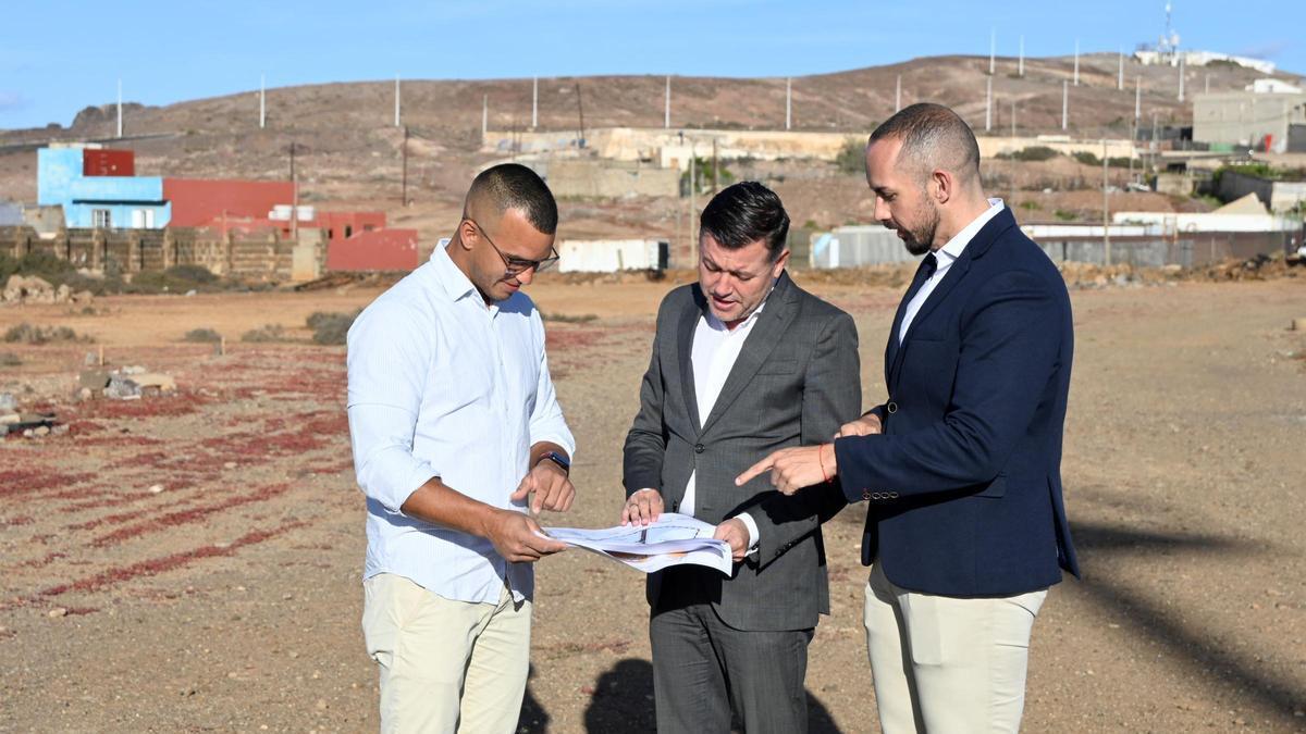 Teodoro Sosa, en el centro, junto a Julio Mateo, primer teniente de alcalde, y Eleazar Rodríguez, concejal de Vivienda, en las parcelas de Lomo de La Cal