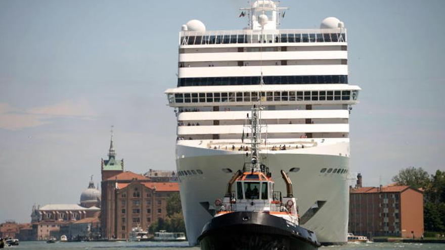 Un gran crucero embiste a un barco amarrado en un canal de Venecia