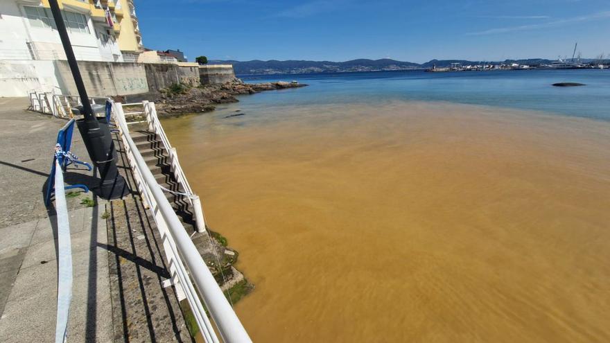 Un vertido de barro desde una obra a la red de saneamiento origina una gran mancha marrón en Lavapanos