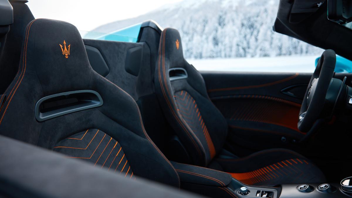 Interior del Maserati MC20 Cielo Frozen Magma en St. Moritz 2026