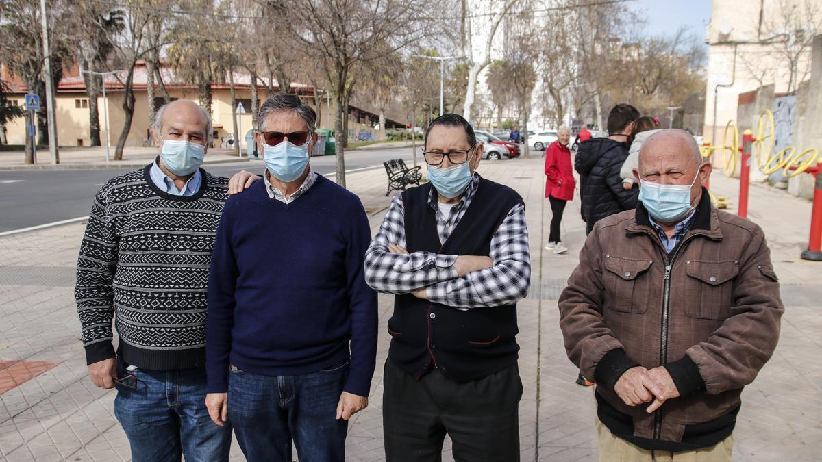 Miembros de La Bondad (su presidente, segundo por la derecha), ayer junto a la sede en Cáceres.