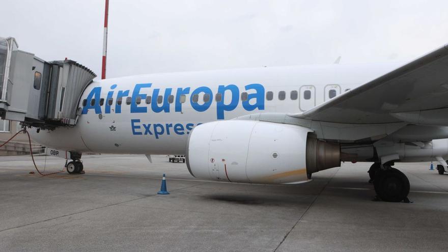 Un avión de Air Europa, en el aeropuerto de Alvedro.