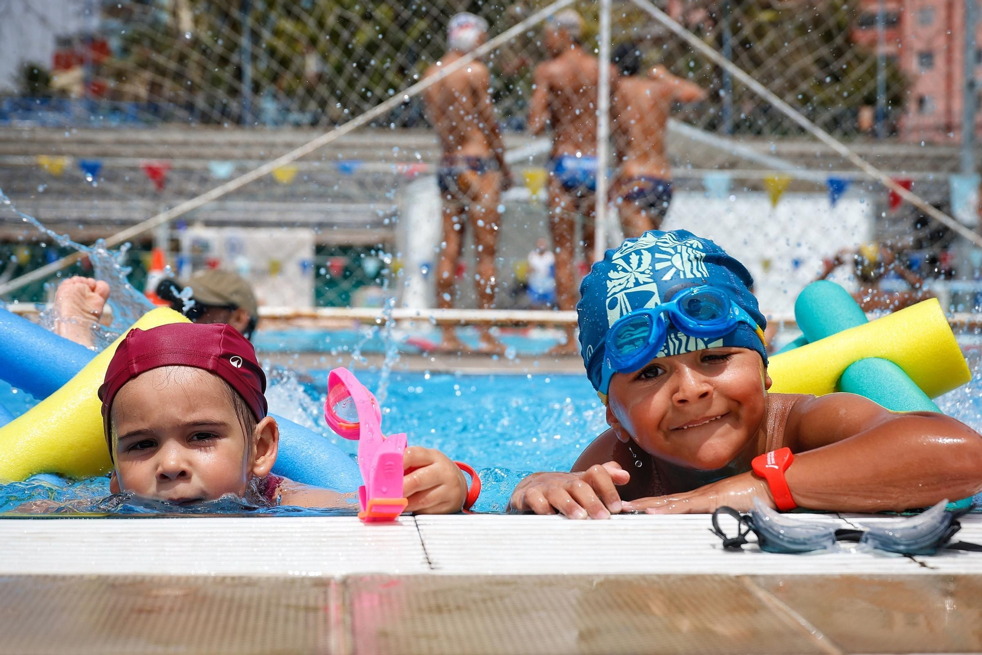 Visita a los cursillos de natación en la piscina Acidalio Lorenzo