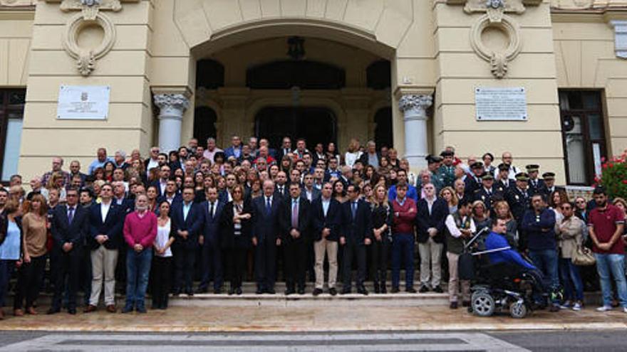 Doscientas personas se concentran frente al terror en el Ayuntamiento de Málaga