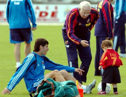 Luis Aragonés ha muerto a los 75 años en Madrid. Como jugador, su carrera comenzó en el Oviedo y el Betis, aunque destacó en el club de toda su vida, el Atlético, en el que militó diez temporadas, de 1964 a 1974, convirtiéndose en uno de los centroca