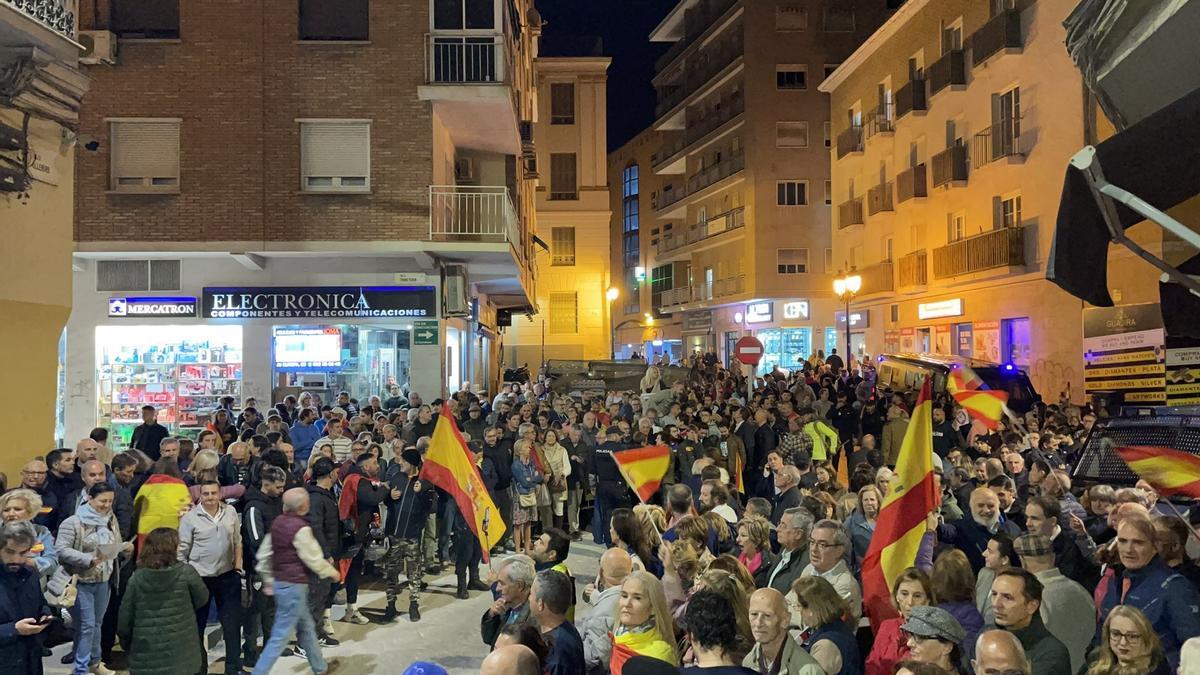 Vista de la manifestación en calle Ollerías ante una sede del PSOE.