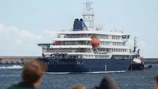 El Hondius abandona el puerto de Granadilla (Tenerife) tras desembarcar a todos los pasajeros