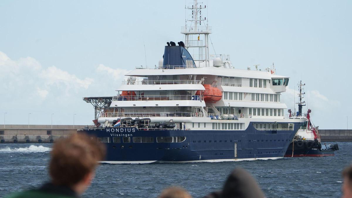 El Hondius abandona el puerto de Granadilla tras desembarcar a todos los pasajeros