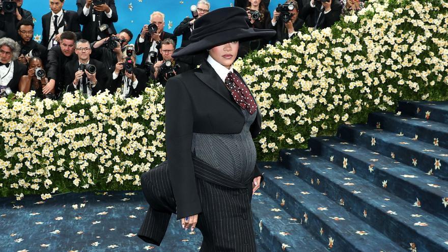 Rihanna lo vuelve a hacer: anuncia embarazo 'silencioso' en la alfombra roja de la Gala MET