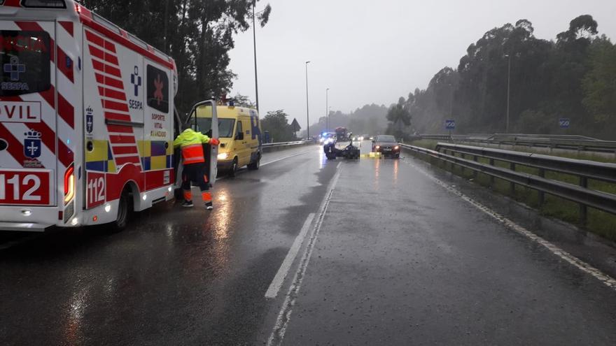 Dos motoristas ingleses fallecen en la Autovía del Cantábrico a la altura de Balmori (Llanes)