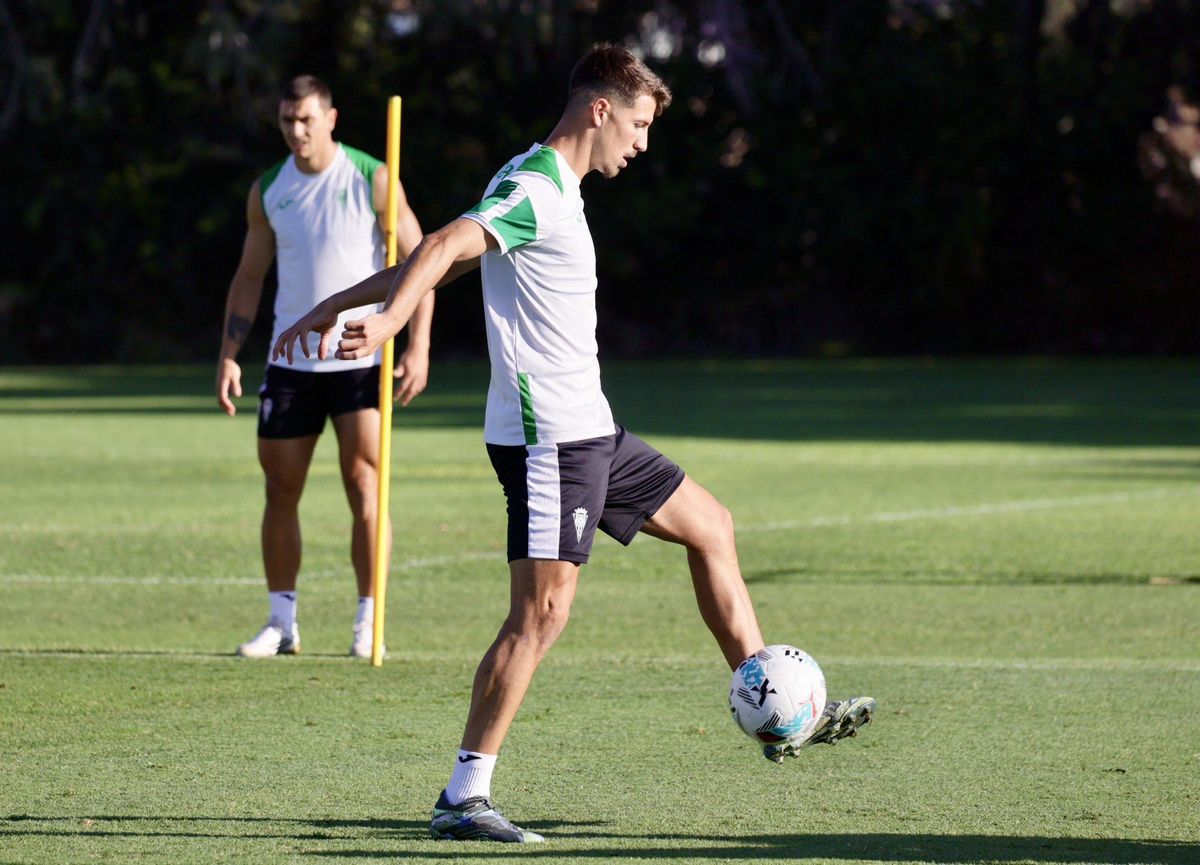 Pedro Ortiz, durante la fase inicial del entrenamiento de este lunes.