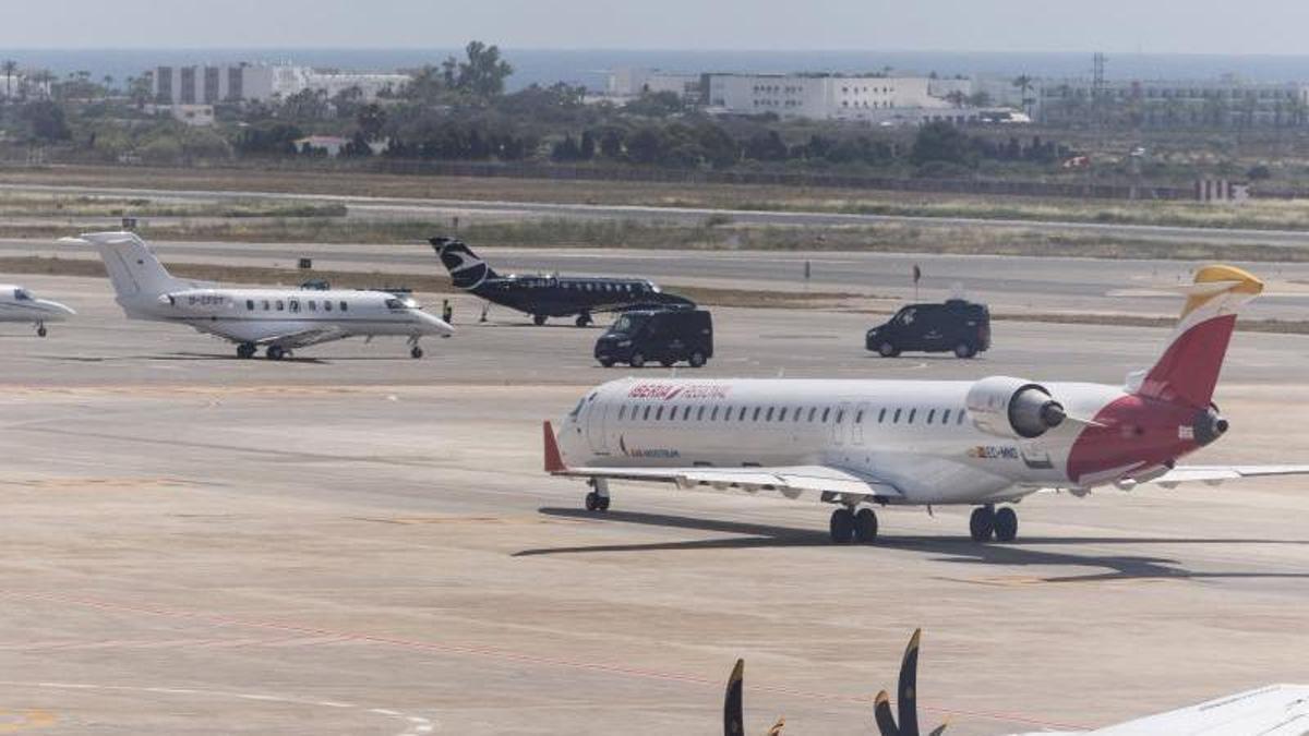 Aviones estacionados en el aeropuerto de Ibiza.
