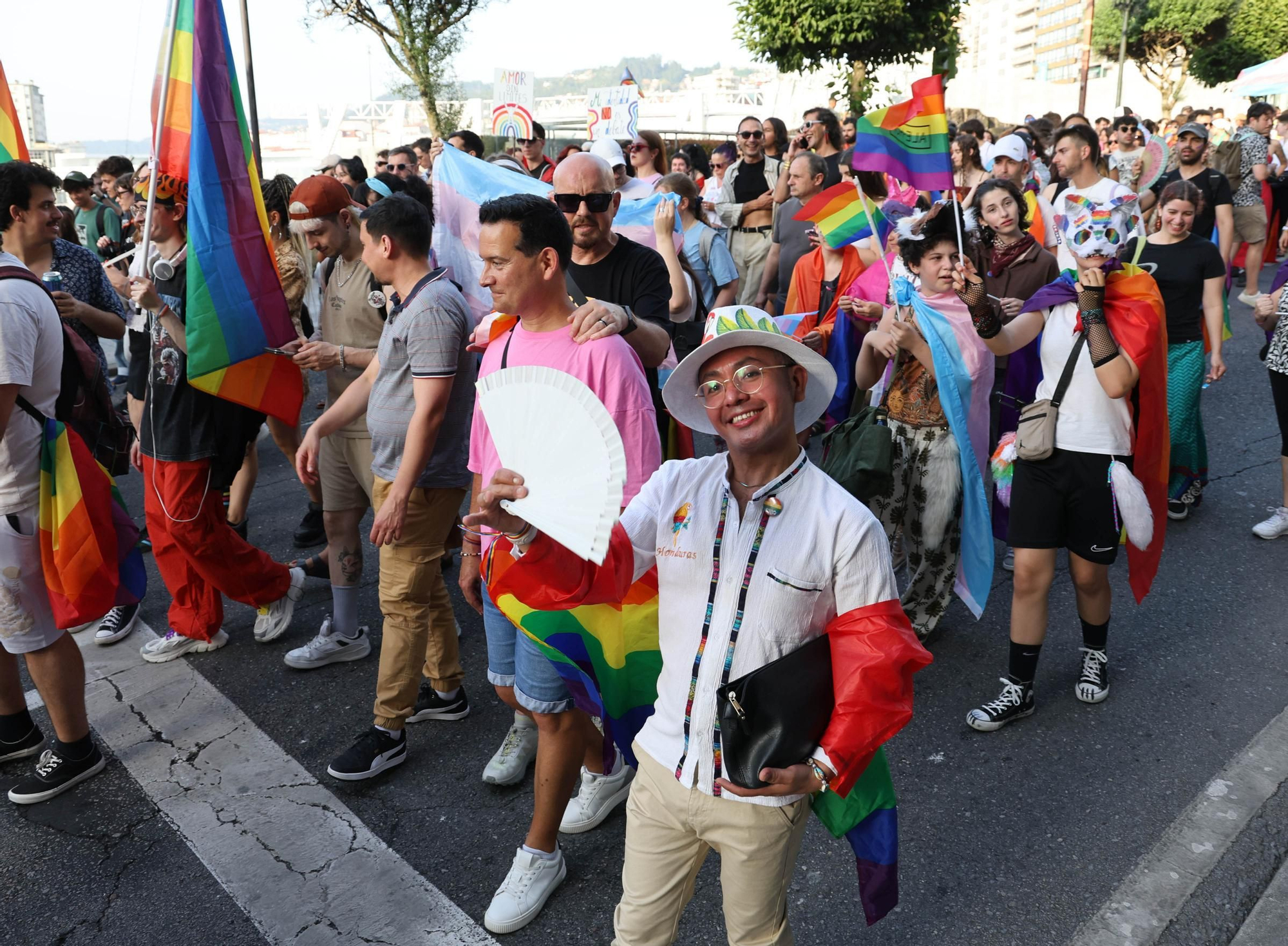 Una multitudinaria marcha celebra el Orgullo más colectivo en Vigo