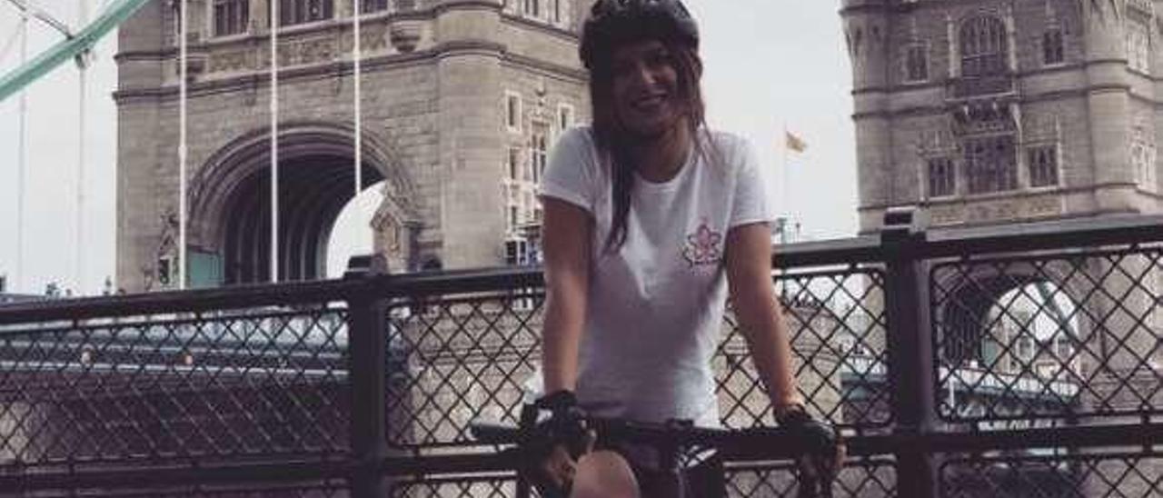 María Valverde, en Tower Bridge y con el Tamésis al fondo, en Londres.