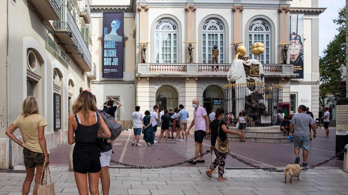 Visitants esperant per entrar al Teatre-Museu de Figueres en la reobertura després del confinament, el juliol del 2020, en una imatge d’arxiu.