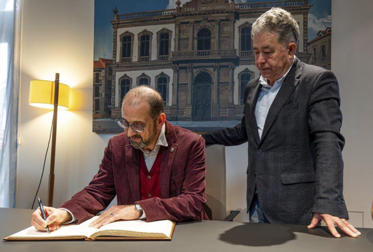 Sinatura do convenio de colaboración entre o Concello e a RAG. | FDV