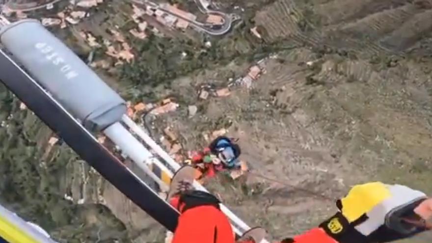 Así se ve desde el aire el rescate en helicóptero de un senderista en un barranco de Canarias