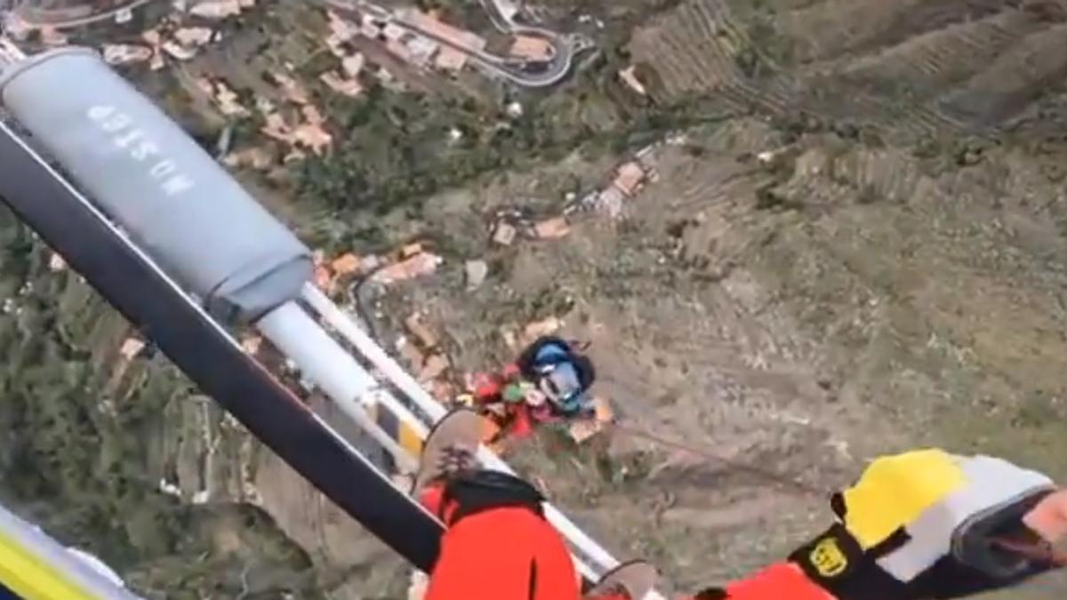 Rescate en helicóptero de un senderista en Canarias