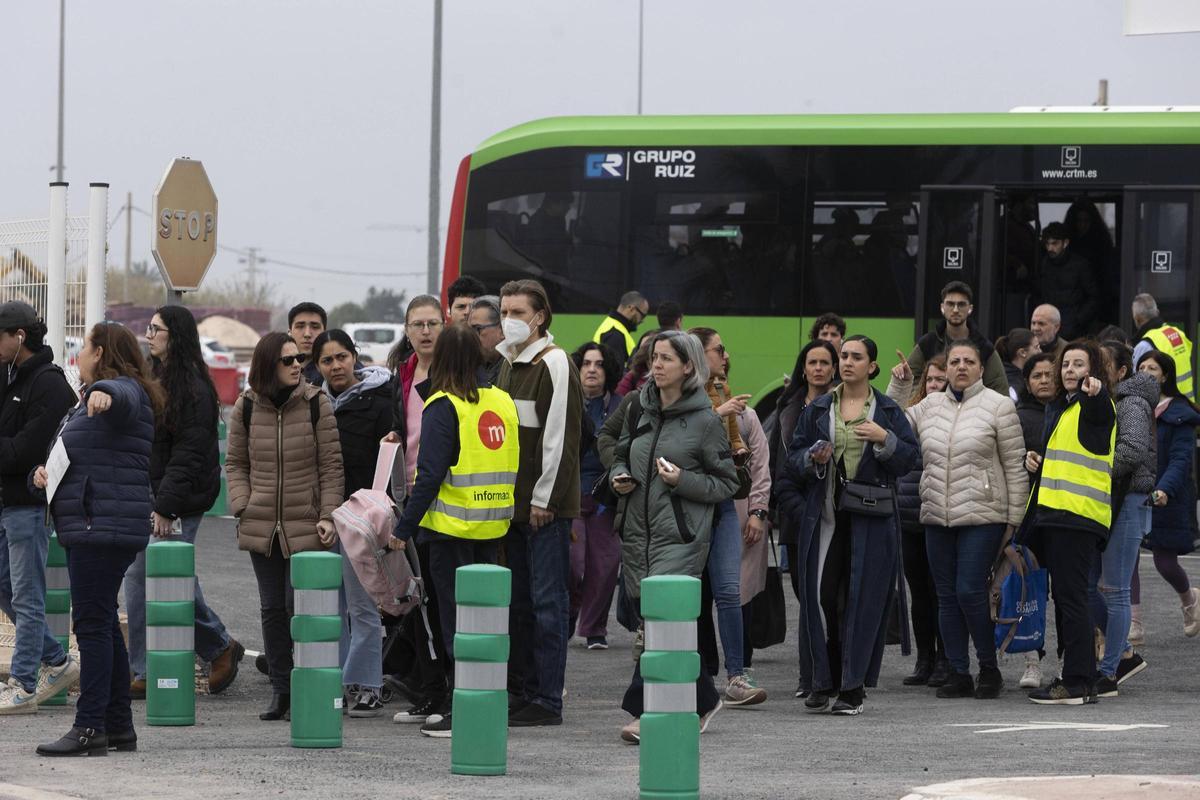 Valencia. VLC. Apertura del metro en Valencia Sud, que recibe bus lanzadera desde Picanya y Paiporta.