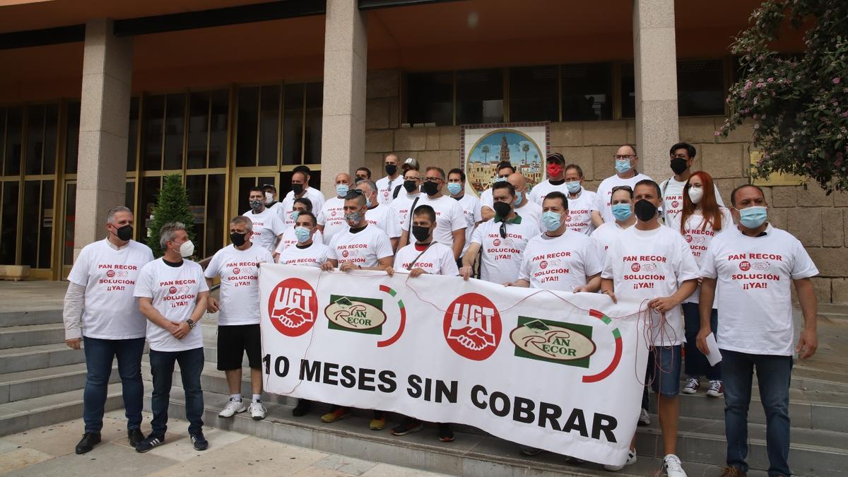 Los trabajadores de Pan Recor y representantes de UGT Córdoba se manifiestan en Capitulares tras denunciar una situación de impagos prolongada.