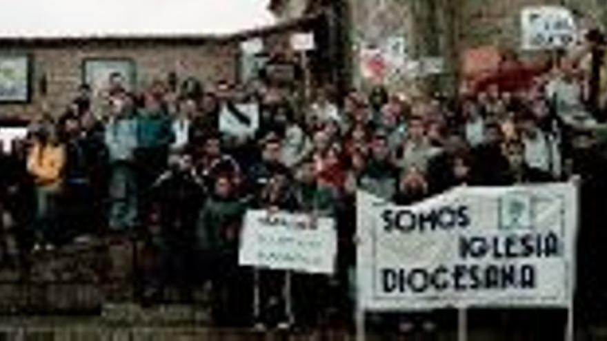 Cientos de jóvenes van a la marcha del Obispado