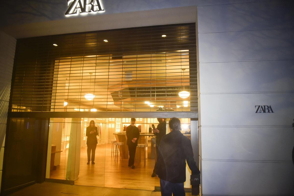 Los trabajadores del Zara de Juan Flórez bajan la verja por última vez