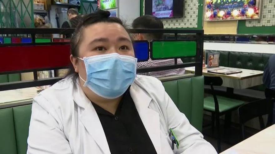 Los restaurantes extreman las medidas de higiene en China para luchar contra el coronavirus