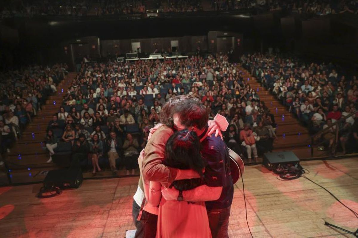 Público en pie, disfrutando de la música de «El Sueño». | I. C.