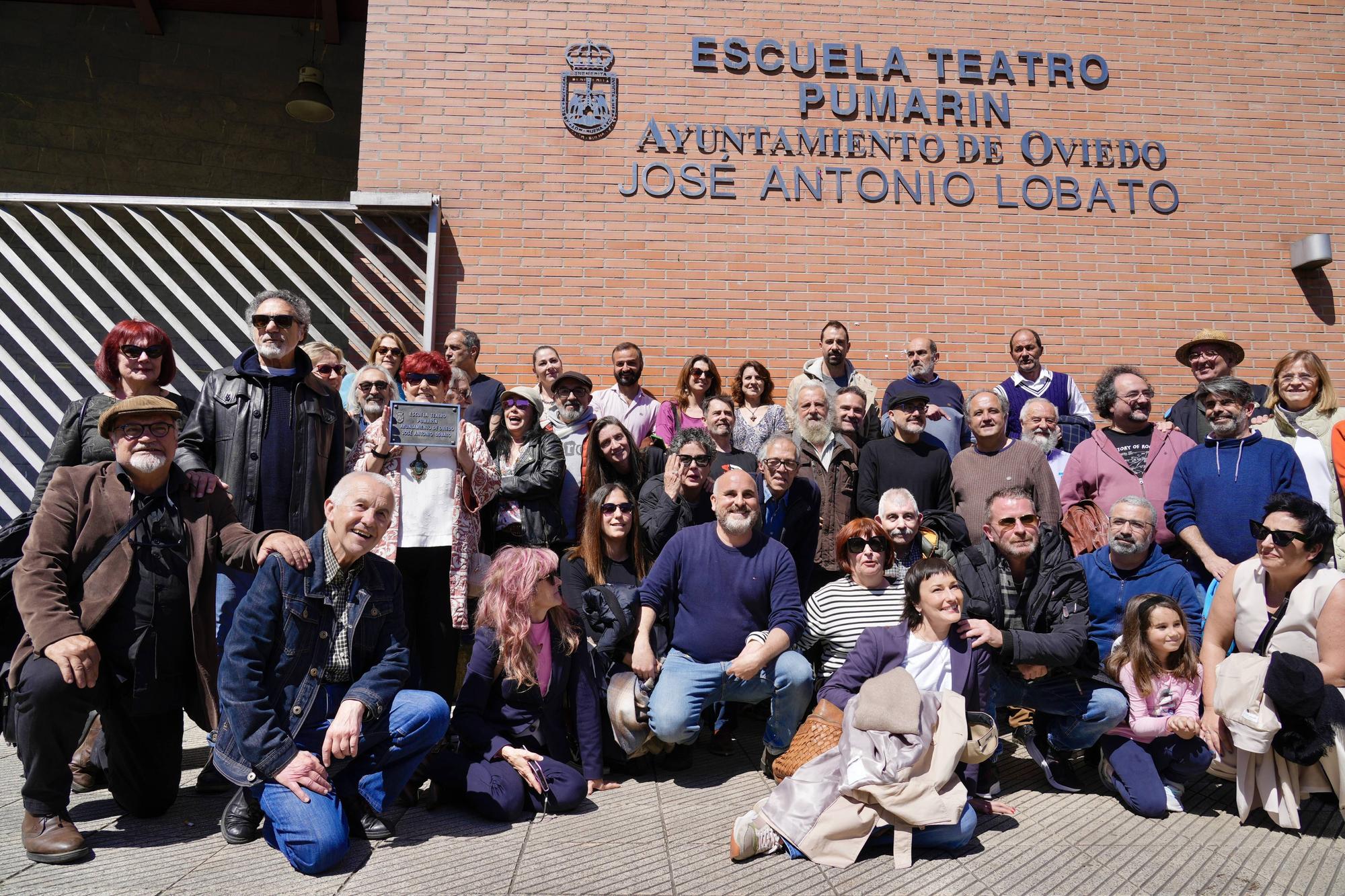 EN IMÁGENES: El actor asturiano José Antonio Lobato ya da nombre a la escuela-teatro de Pumarín en Oviedo